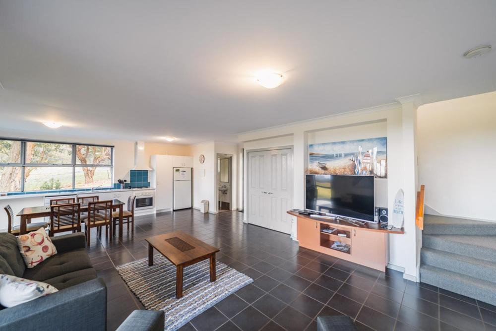 אולבני Cosy Corner Sea View Apartments מראה חיצוני תמונה
